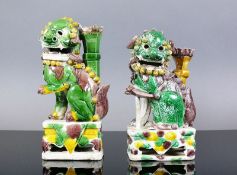 Reserve: 1300 EUR        2 Tempelwächter-Hunde (China, Qing/Kangxi) Porzellan, farbig bemalt; tlw.