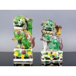 Reserve: 1300 EUR        2 Tempelwächter-Hunde (China, Qing/Kangxi) Porzellan, farbig bemalt; tlw.