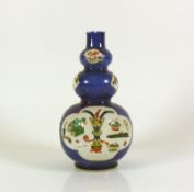 Reserve: 30 EUR        Vase (China) Kugelform mit passigem sich verjüngendem Hals; auf blauem