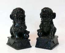 Reserve: 300 EUR        Paar Fo-Hunde (China) dunkler Stein; jeweils auf rechteckigem Sockel; die