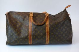 Reserve: 200 EUR        LOUIS VUITTON-Reisetasche Typ KEEPALL 55; Monogramm CANVAS; mit hellen