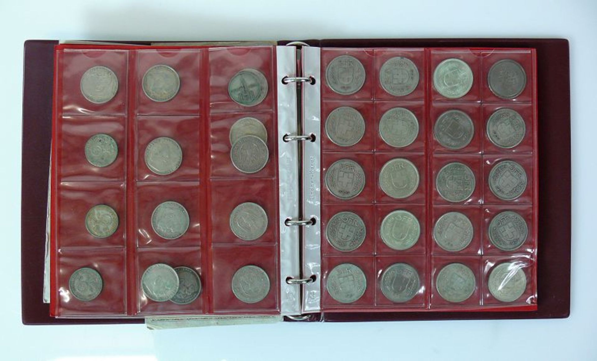 Reserve: 1700 EUR        Münzalbum mit 2 Krügerrand-Goldmünzen 1974 bzw. 1977 jeweils 10Z; sowie 5