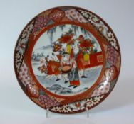 Reserve: 20 EUR        Teller (China) Personendekor im Zentrum; div. Rottöne; D: 21 cm; Unterseite