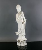 Reserve: 100 EUR        Porzellanfigur "Stehende Frau" auf Sockel mit Blütenapplikationen; in der