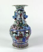 Reserve: 350 EUR        Vase (China, Qing, wohl Kanton) Famille Rose-Dekor; auf Schulter des