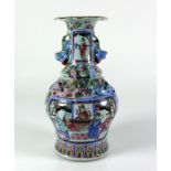 Reserve: 350 EUR        Vase (China, Qing, wohl Kanton) Famille Rose-Dekor; auf Schulter des