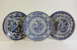 Reserve: 30 EUR        3 div. Teller (China) unterschiedlich bemalter Blaudekor; tlw. am Rand leicht