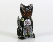 Reserve: 30 EUR        Cloisonné-Katze sitzend; auf schwarzem Grund floraler, farbiger Dekor; H: 9