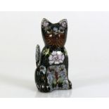 Reserve: 30 EUR        Cloisonné-Katze sitzend; auf schwarzem Grund floraler, farbiger Dekor; H: 9
