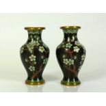 Reserve: 50 EUR        Paar kleine Cloisonné-Vasen (20.Jh.) gebauchter Korpus; auf dunklem Grund