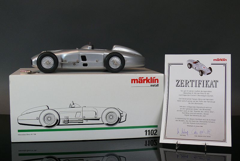 Reserve: 40 EUR        Märklin-Modell-Rennwagen "Mercedes Benz W196"; Märklin-Nr. 1102; in