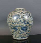 Reserve: 50 EUR        Vase (China, 19.Jh.) leicht gebauchter Korpus mit eingezogenem Hals; Keramik;