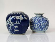 Reserve: 20 EUR        2 Vasen kugelförmiger Korpus mit unterschiedlichem Blaudekor; H: 9,5 bzw.