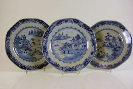 Reserve: 30 EUR        3 div. Teller (China) div. Landschaftsdekor in Blau; tlw. am Rand leicht