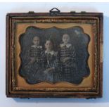 Reserve: 50 EUR        Daguerreotypie (Mitte 19.Jh.) "3 Geschwister"; in Messingrahmen mit