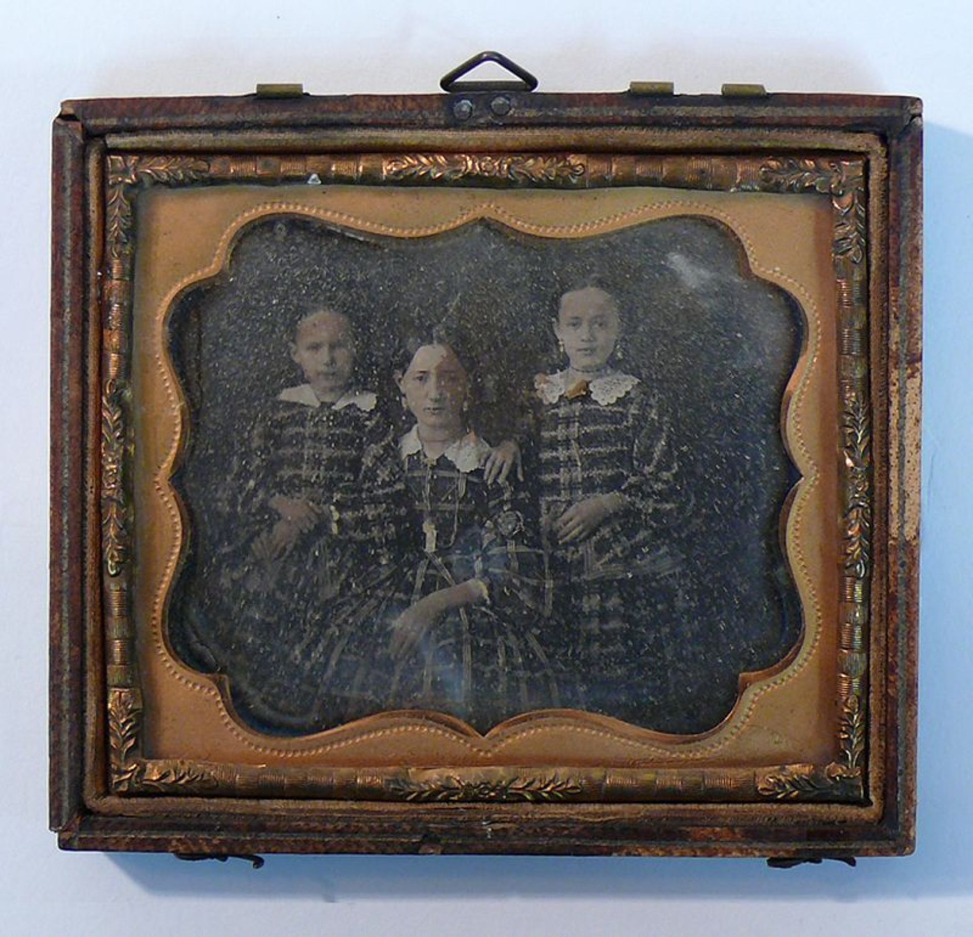 Reserve: 50 EUR        Daguerreotypie (Mitte 19.Jh.) "3 Geschwister"; in Messingrahmen mit