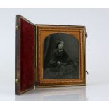 Reserve: 80 EUR        Daguerreotypie (England, um 1830) Darstellung einer sitzenden Frau in