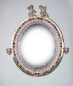 Porzellan-Spiegel (19.Jh.)hochovale Form; breiter Porzellanrahmen mit farbigem Blüten- u.