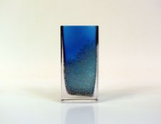 Vasehochrechteckiger Korpus; blaues Glas mit Luftblasendekor; H: 15,5 cm