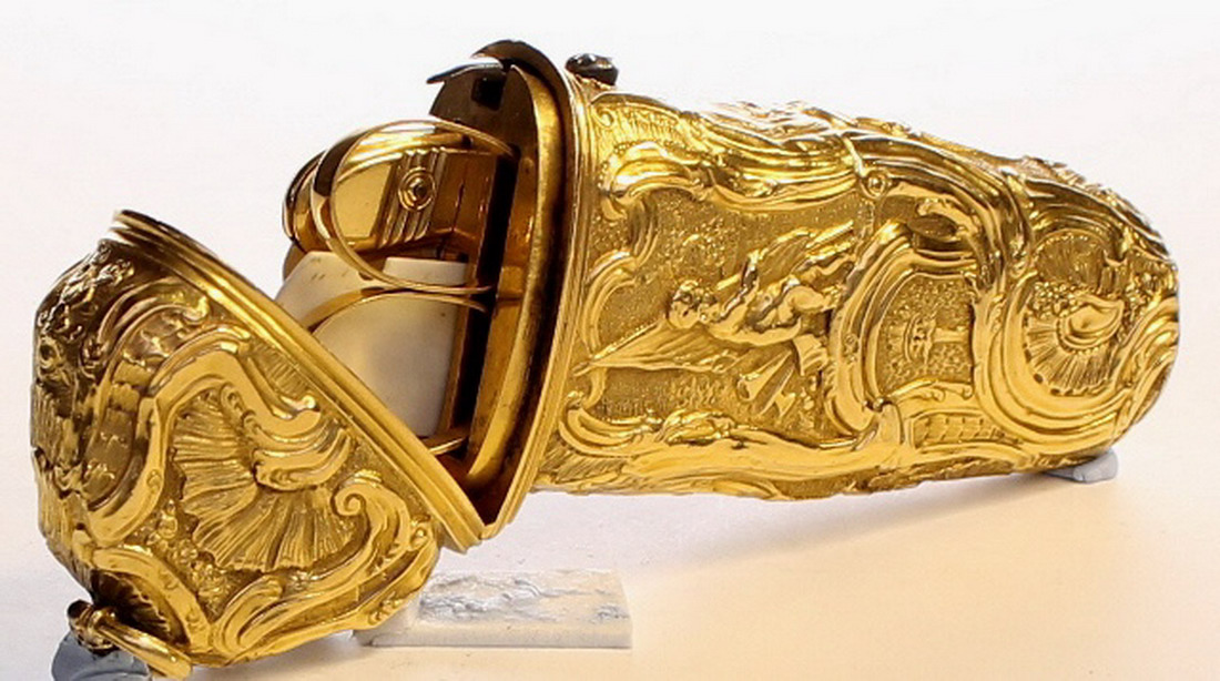 A Gold repousse etui, fitted with scissors, writing slip ,knife, tweezers, ear spoon and pencil. - Image 2 of 2