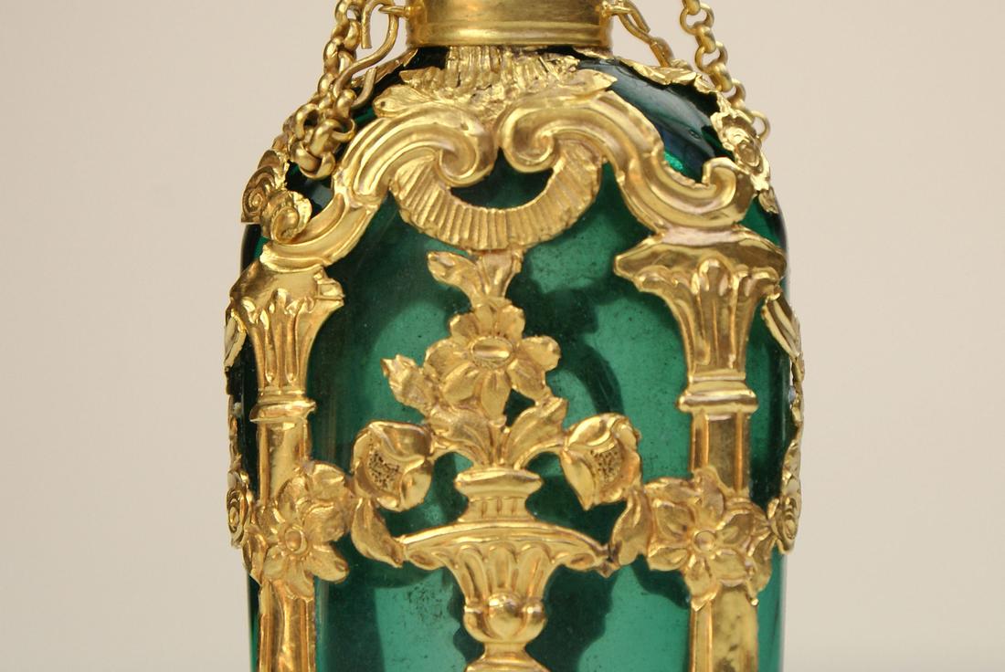 A Fine very rare  green Glass and Gold Cage work scent flask c 1760 The gold columns running along - Image 4 of 8