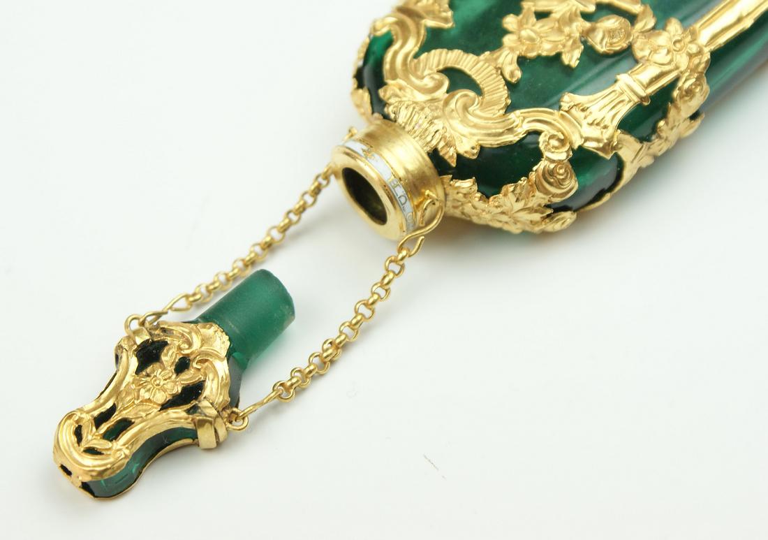 A Fine very rare  green Glass and Gold Cage work scent flask c 1760 The gold columns running along - Image 7 of 8