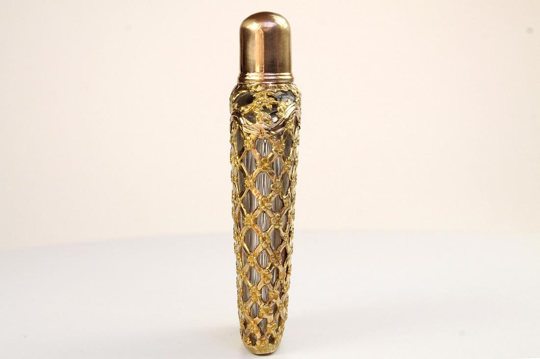 A very Fine and large gold cage work bottle c 1780. In the original shagreen case the bottle is - Image 11 of 13