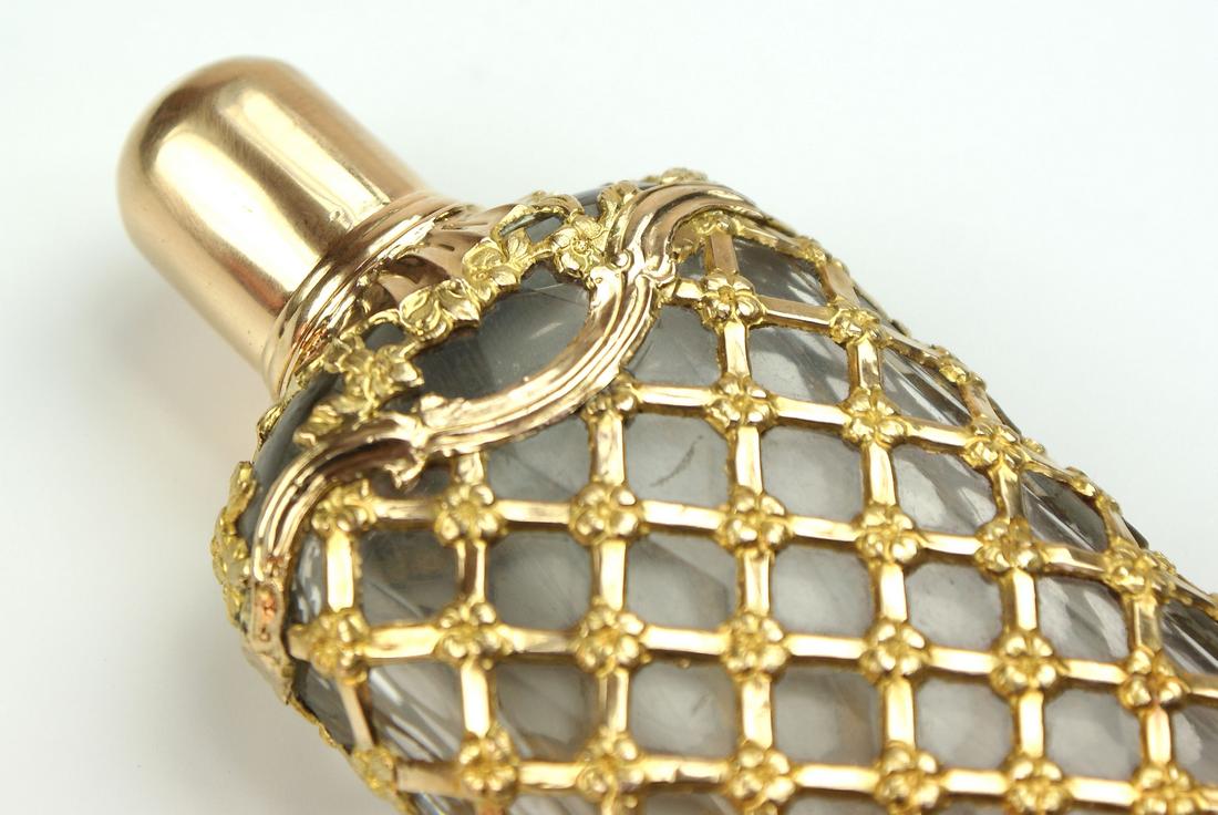 A very Fine and large gold cage work bottle c 1780. In the original shagreen case the bottle is - Image 2 of 13