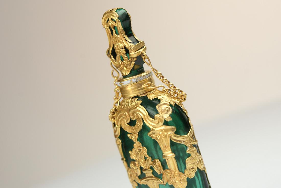 A Fine very rare  green Glass and Gold Cage work scent flask c 1760 The gold columns running along - Image 5 of 8