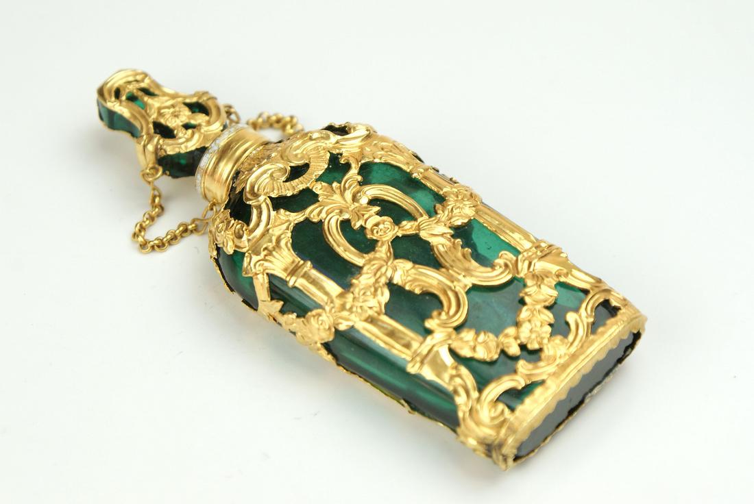 A Fine very rare  green Glass and Gold Cage work scent flask c 1760 The gold columns running along - Image 2 of 8
