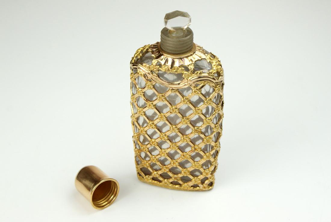 A very Fine and large gold cage work bottle c 1780. In the original shagreen case the bottle is - Image 6 of 13