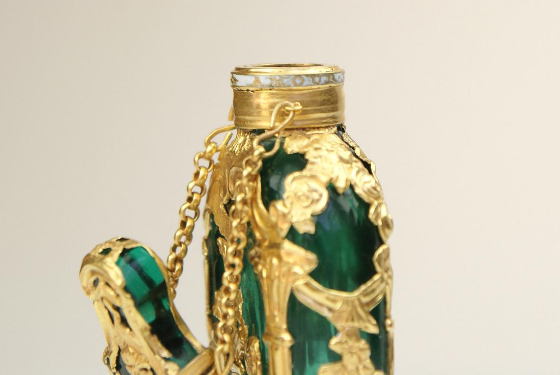 A Fine very rare  green Glass and Gold Cage work scent flask c 1760 The gold columns running along - Image 6 of 8