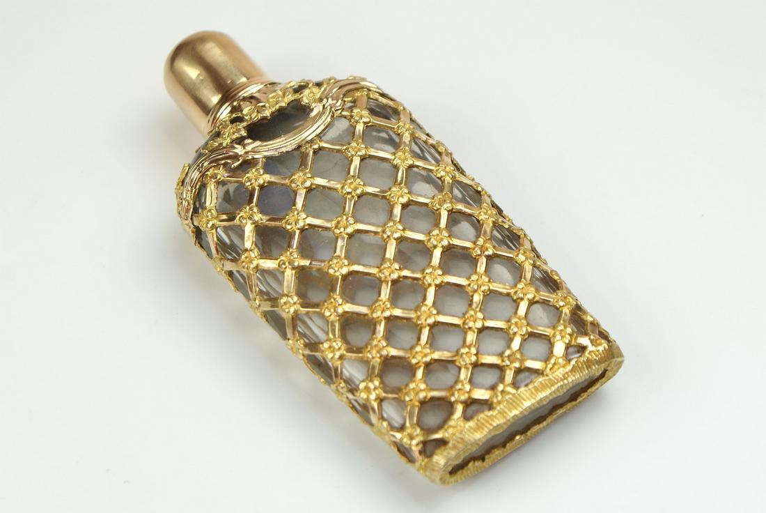 A very Fine and large gold cage work bottle c 1780. In the original shagreen case the bottle is - Image 5 of 13