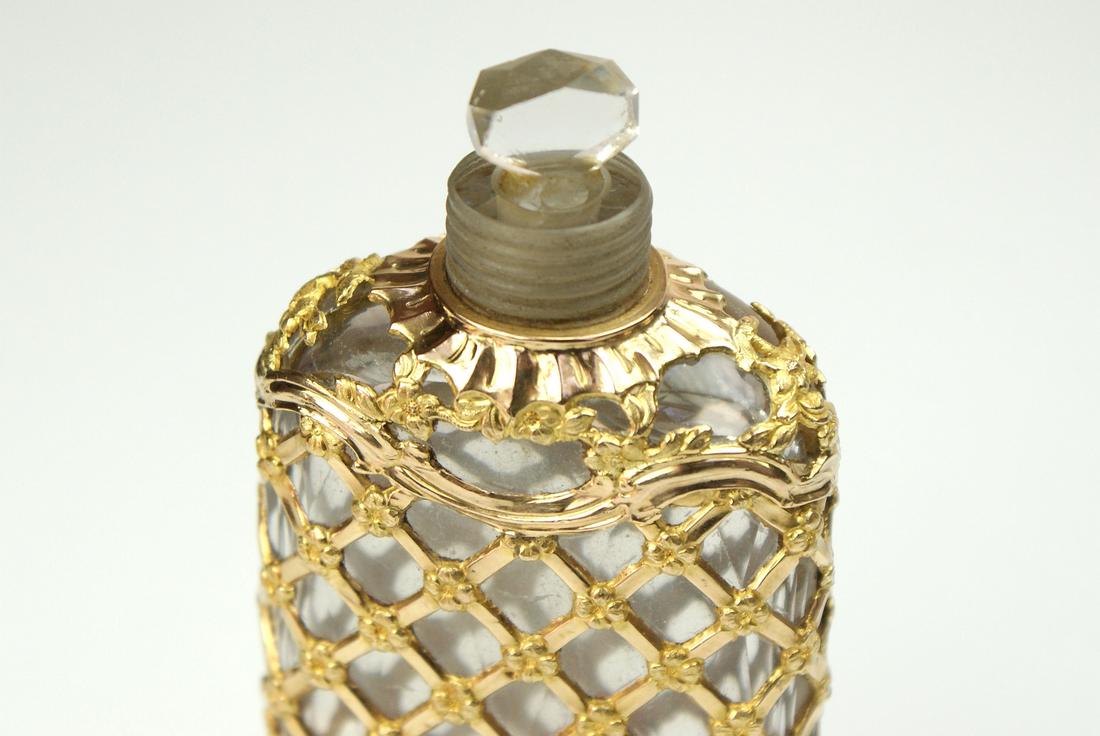 A very Fine and large gold cage work bottle c 1780. In the original shagreen case the bottle is - Image 13 of 13