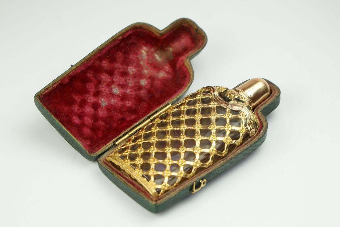 A very Fine and large gold cage work bottle c 1780. In the original shagreen case the bottle is - Image 9 of 13