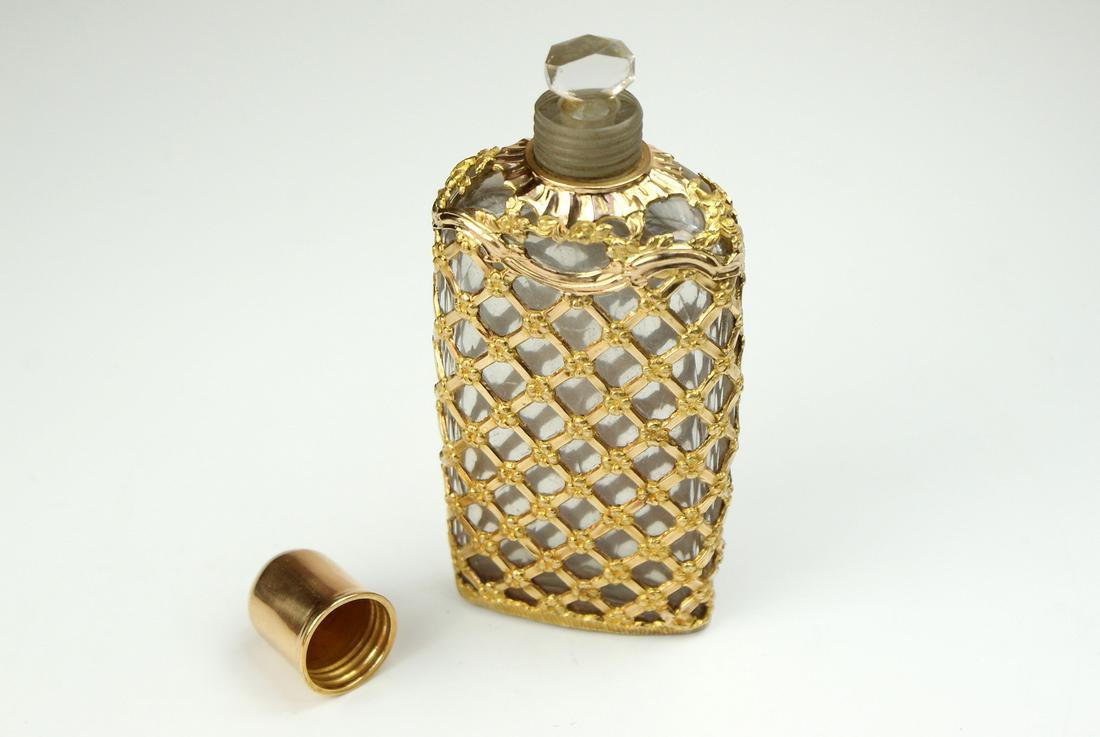 A very Fine and large gold cage work bottle c 1780 . In the original shagreen case the bottle is - Image 2 of 2