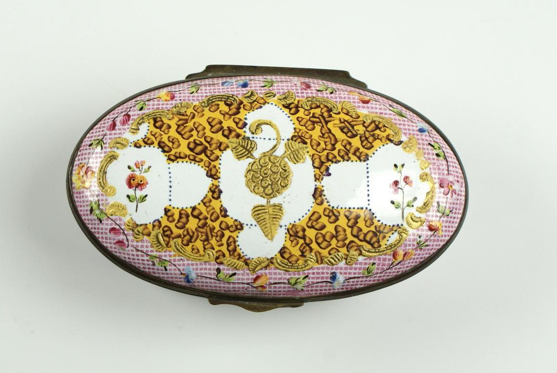 Of oval form  the  top in Pink and brown linen ground or gingham  with summer flowers  with gilt - Image 2 of 2