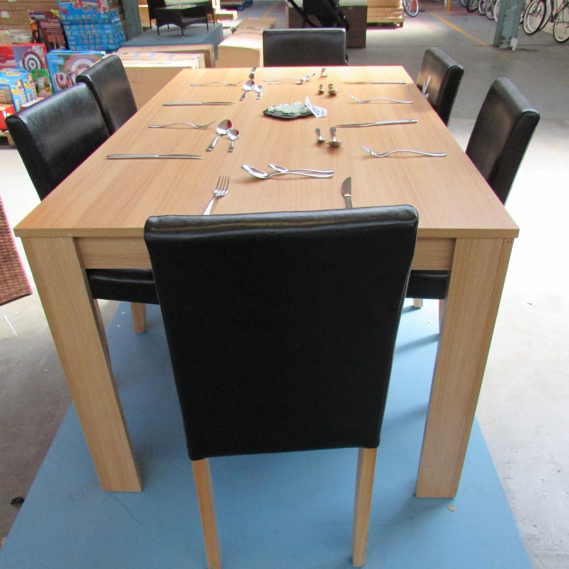 DINING TABLE IN OAK AND 6 CHAIRS IN BLACK LEATHER ALSO INCLUDING THE CUTLAREY
