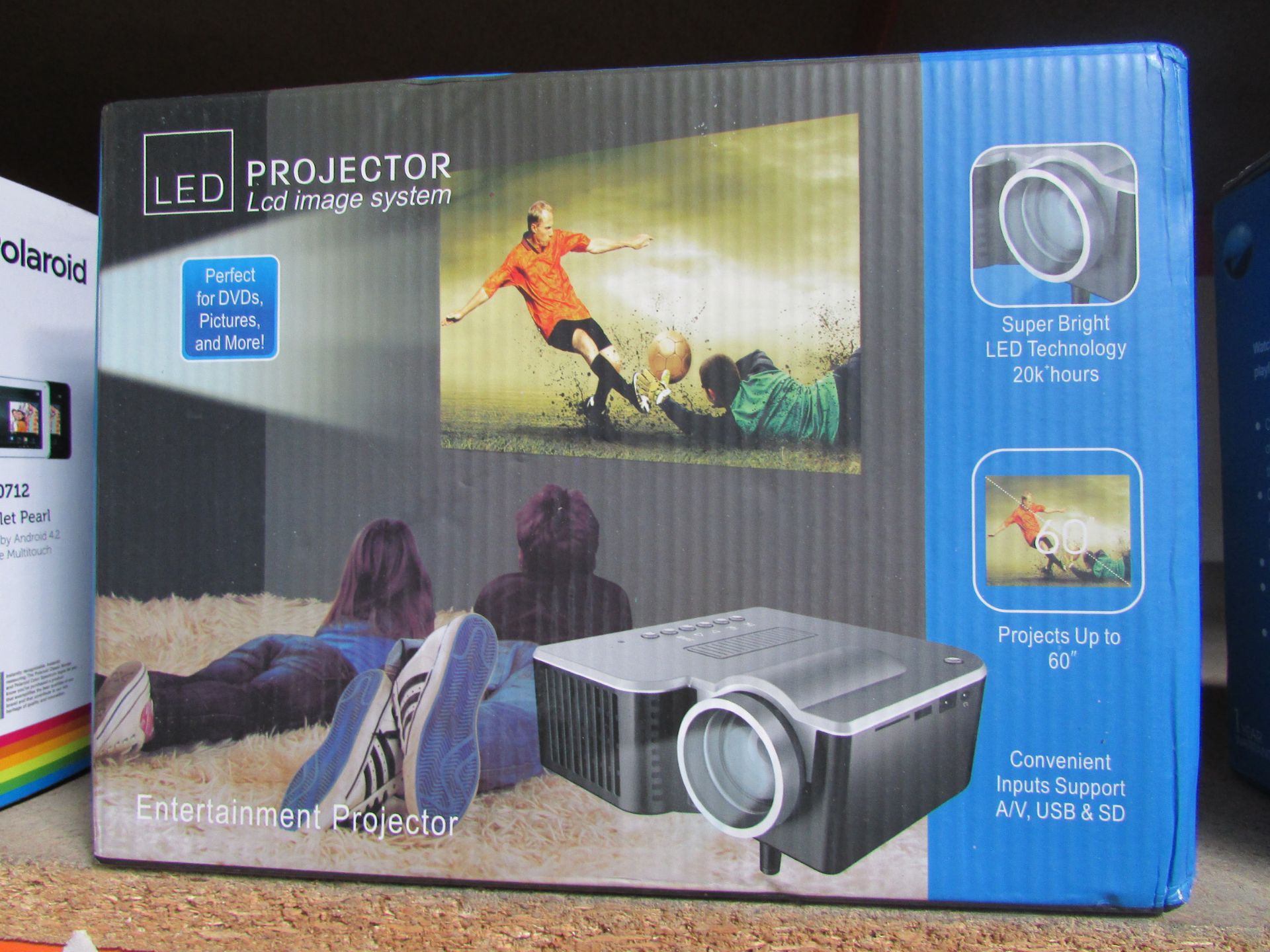 LED PROJECTOR WITH A LCD IMAGE SYSTEM