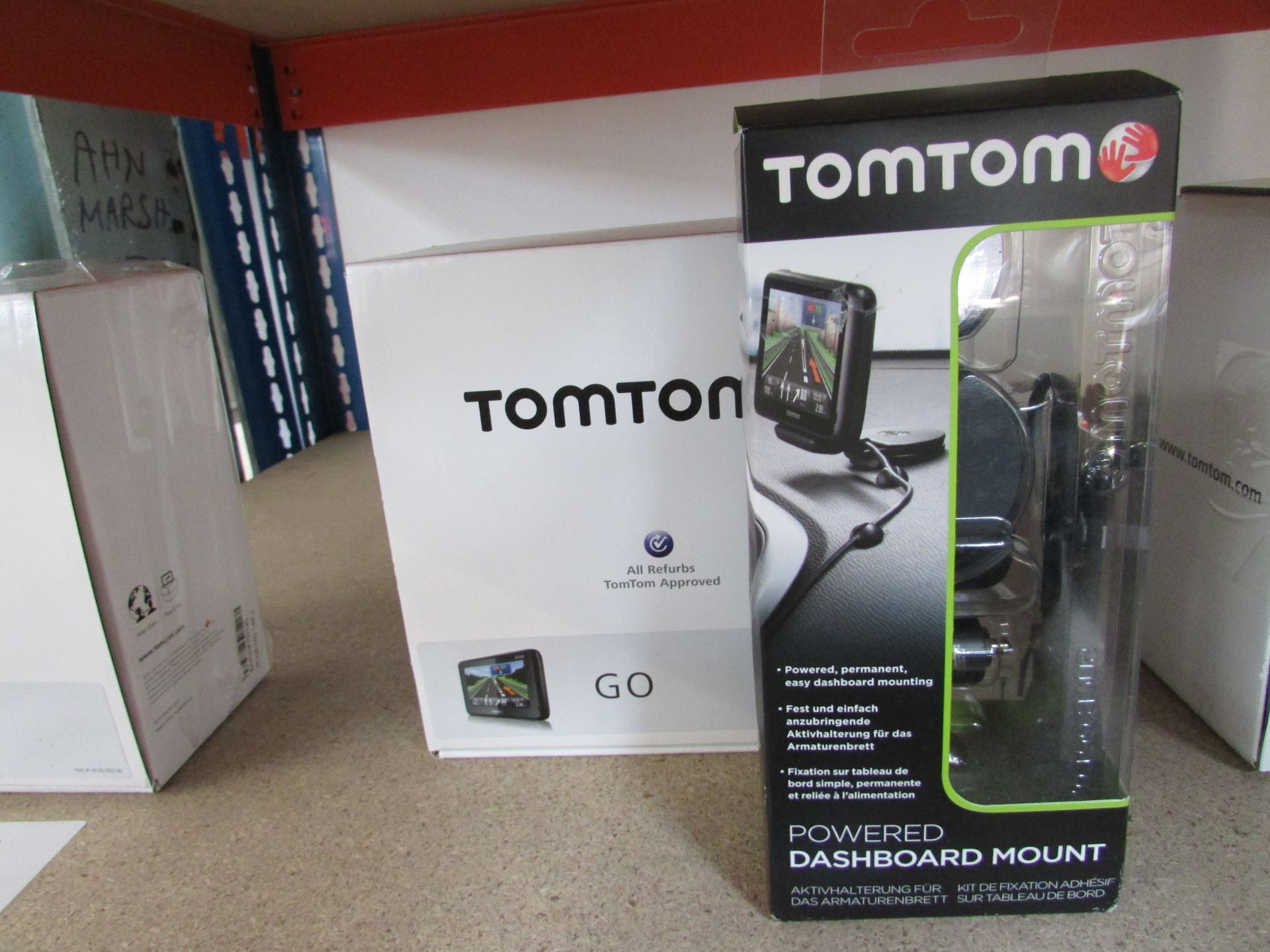 TOM TOM GO LIVE 1005 SAT NAV AND POWERED DASHBOARD MOUNT