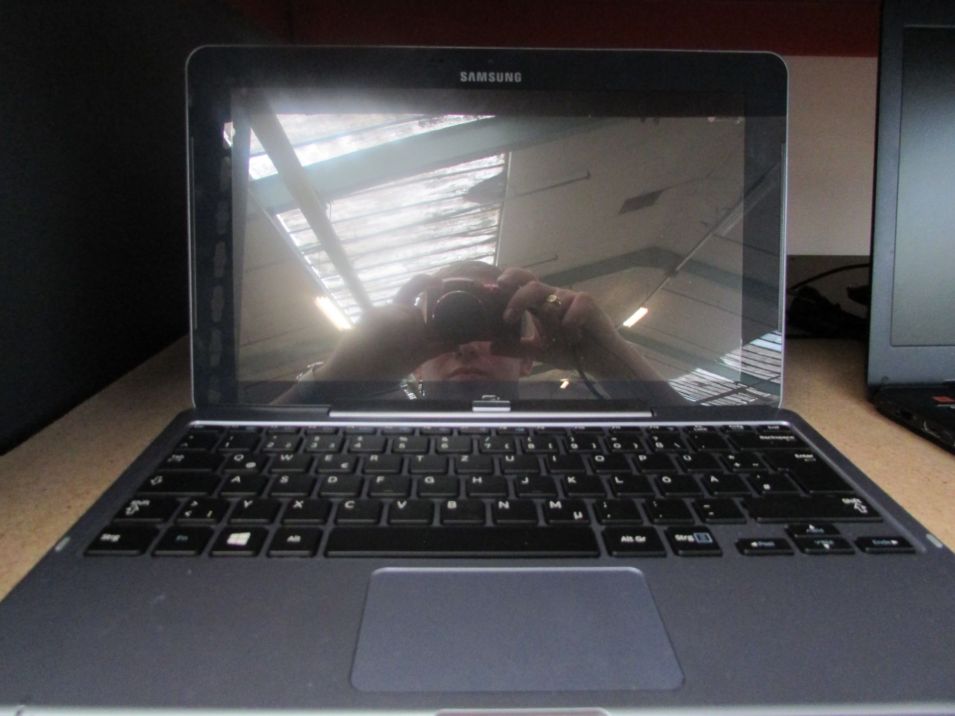 SAMSUNG 500T NOTEBOOK (MODEL XE500T1C) AND KEY BORAD DOCK