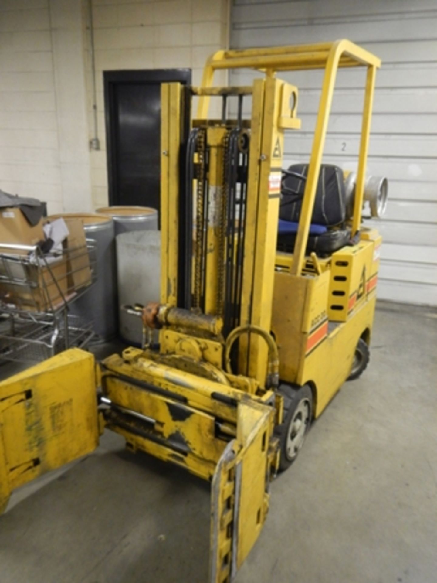 Allis Chalmers ACC 20 - 2000# LP fork truck w/ paper clam, 3009 hours - Image 6 of 6