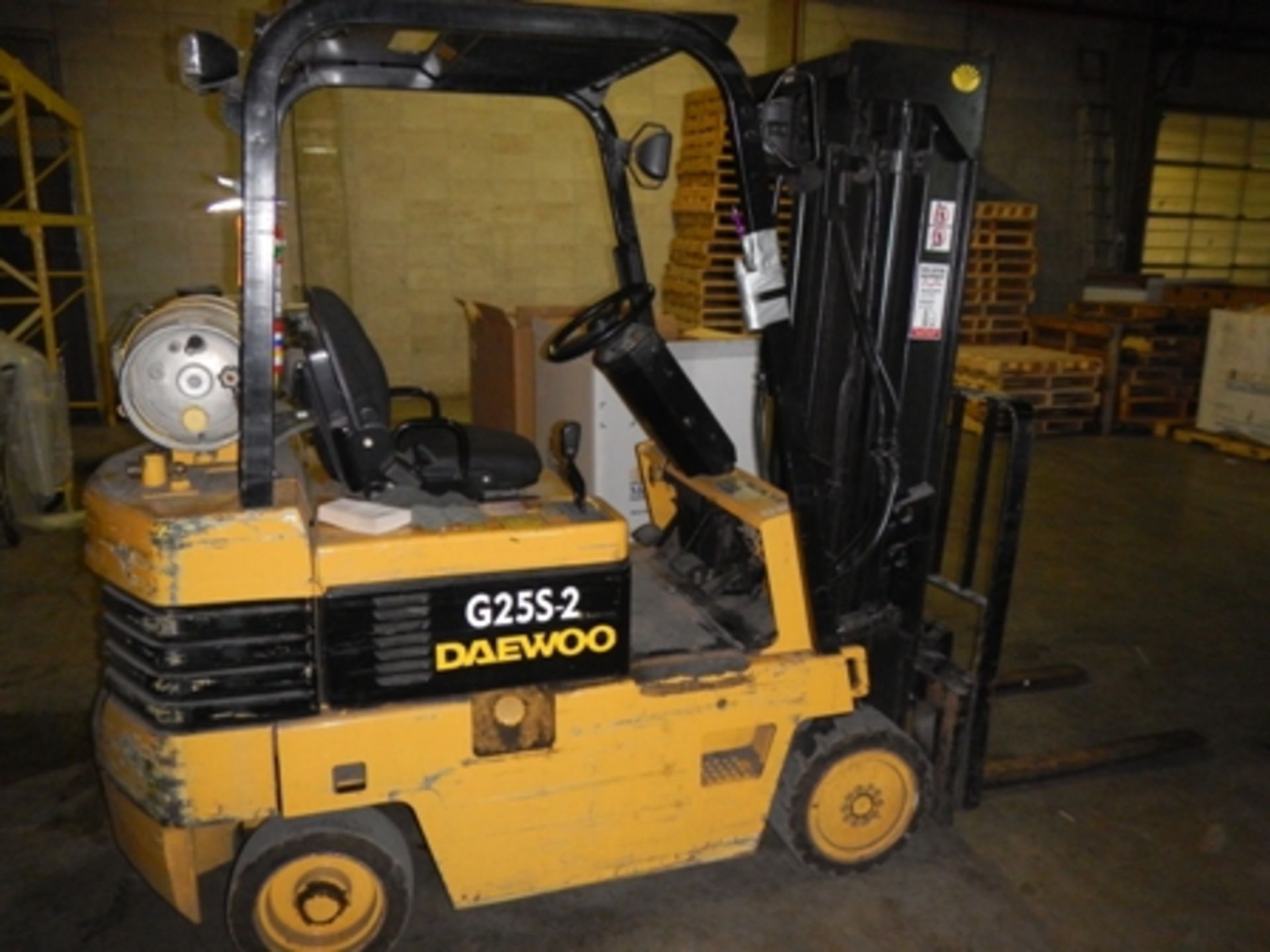 Daewoo G25S-2 5000# LP fork truck, 3 stage, 5735 hours, s/n 06-06296 Â THIS UNIT HAS TO STAY