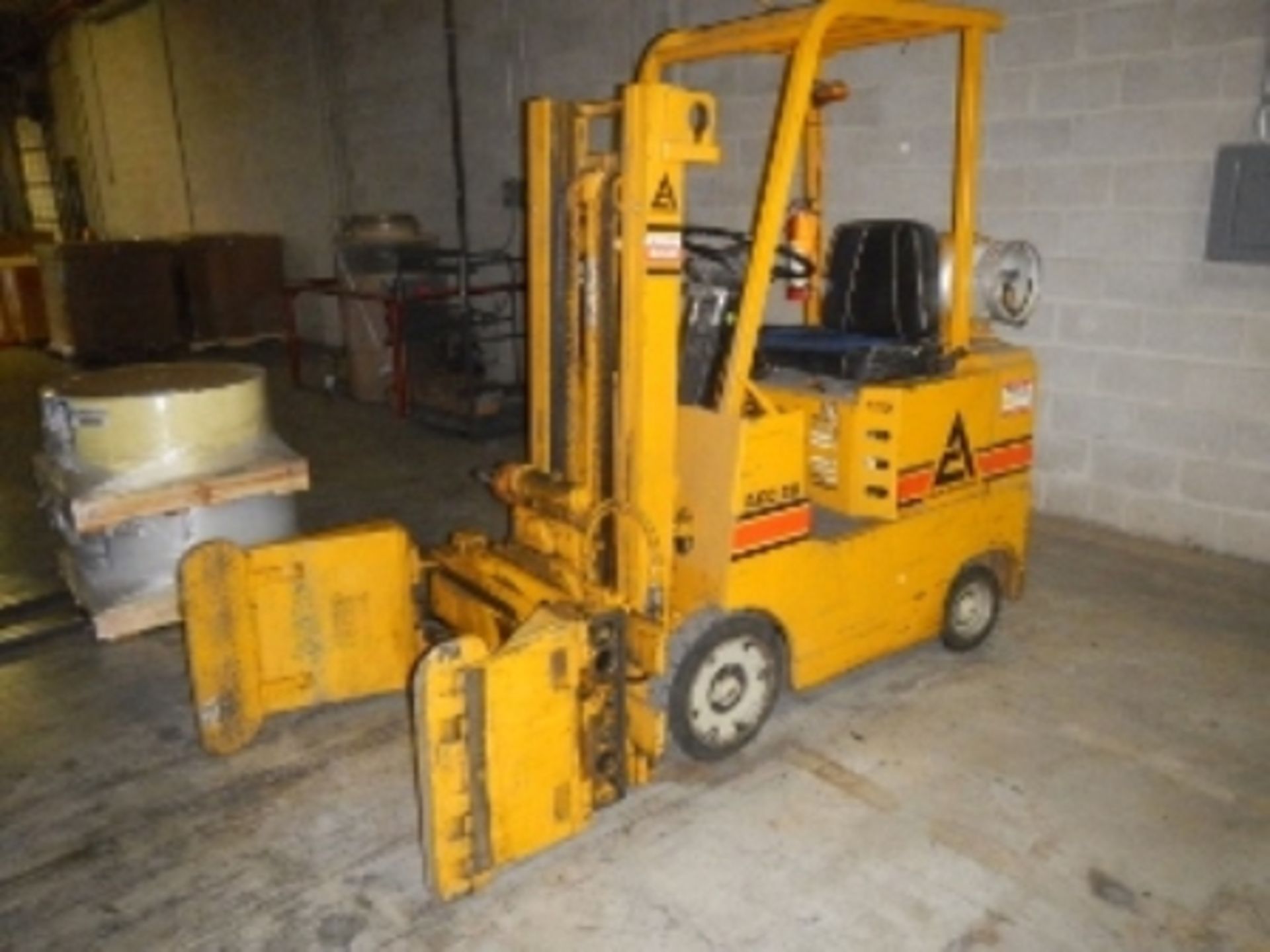 Allis Chalmers ACC 20 - 2000# LP fork truck w/ paper clam, 3009 hours - Image 2 of 6