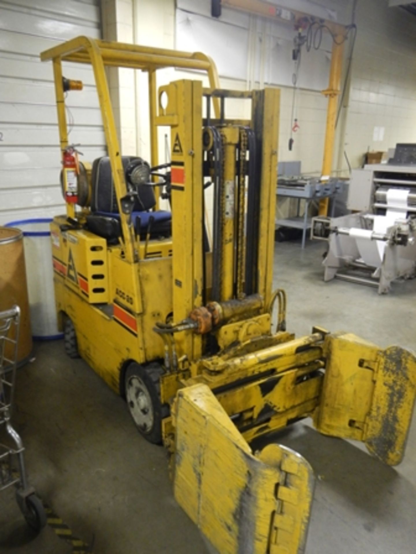 Allis Chalmers ACC 20 - 2000# LP fork truck w/ paper clam, 3009 hours - Image 5 of 6