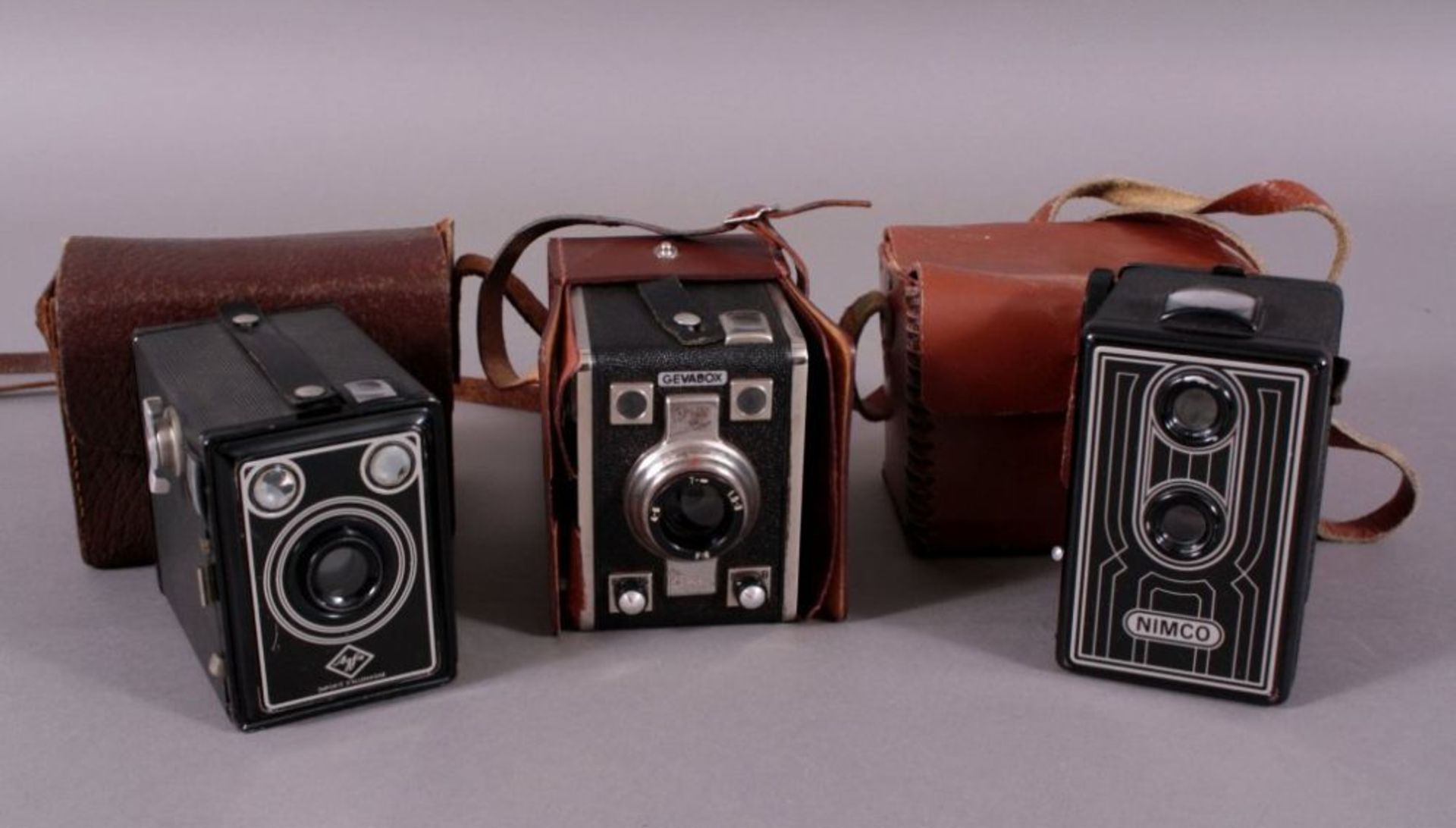 Reserve: 15 EUR        3 Fotoboxen 1x Agfa. 1x Gevabox. 1x Nimco