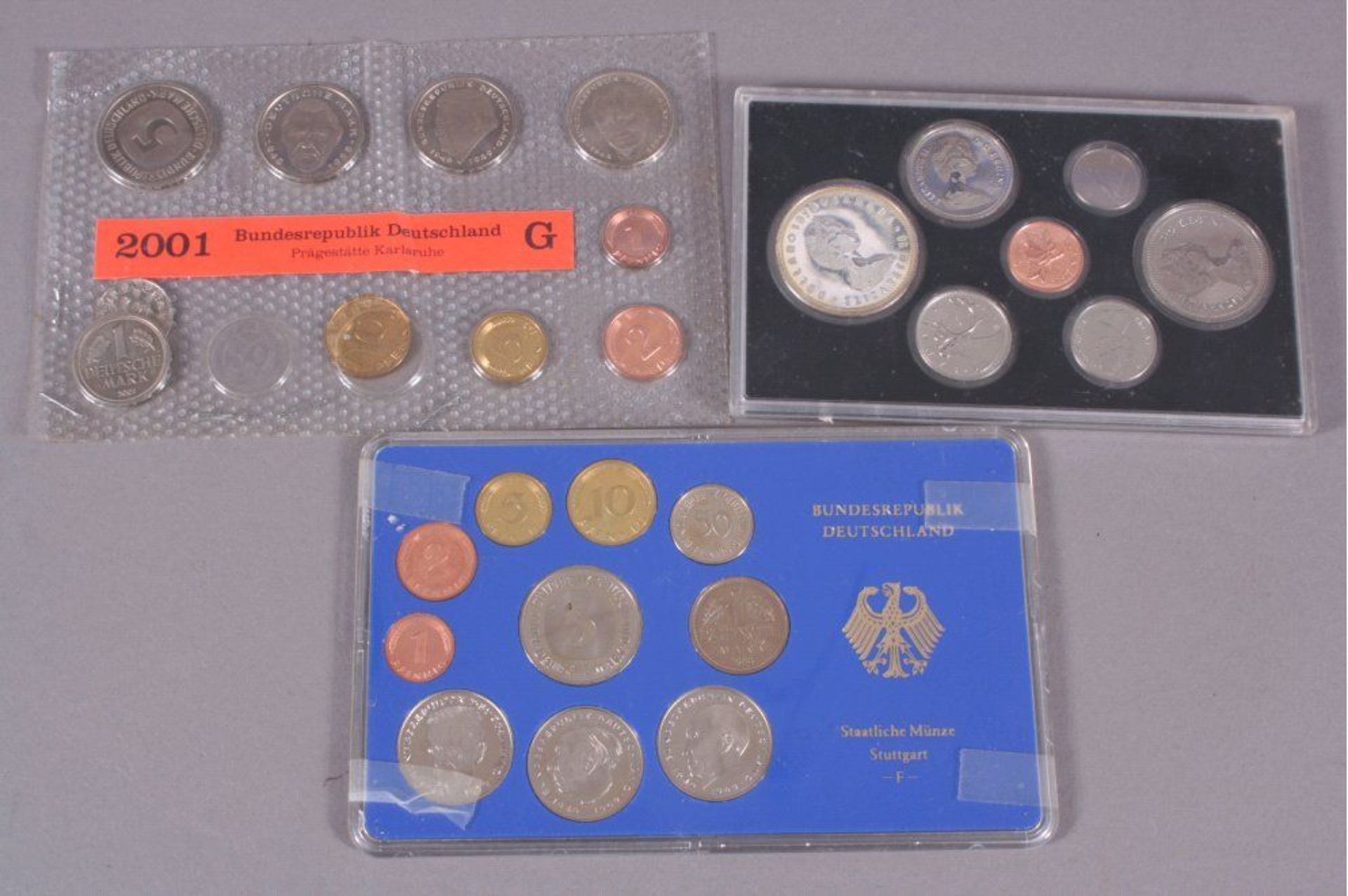 Reserve: 15 EUR        3 Kursmünzsätze 1x BRD 1980 F im F im Blister. 1x Canada 1987. 1x BRD 2001 G