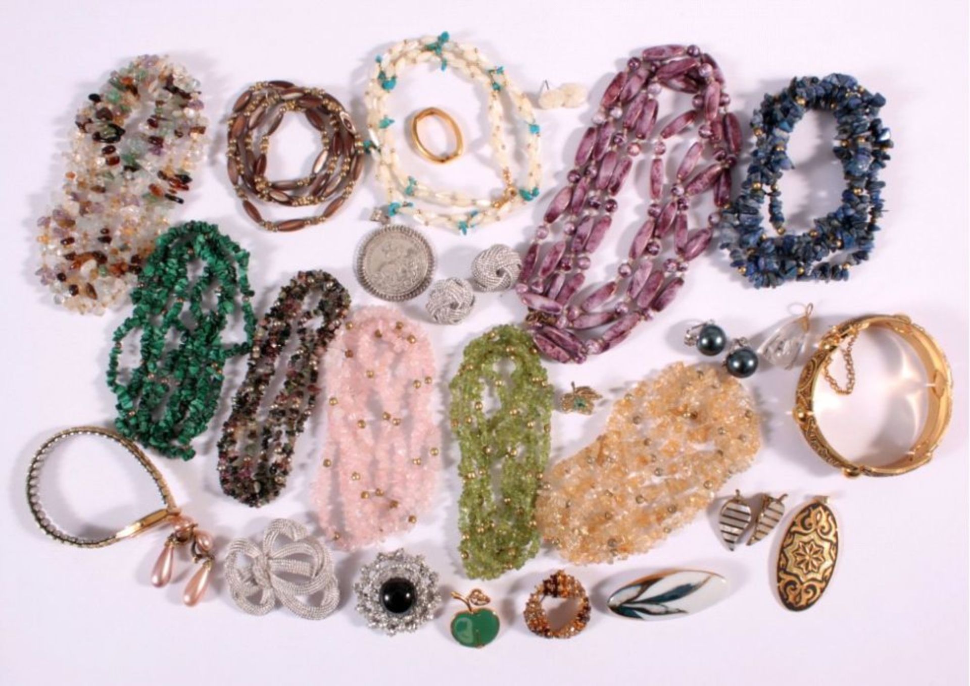 Reserve: 15 EUR        Konvolut Schmuck 10 Halsketten aus unterschiedlichen Edelsteinen