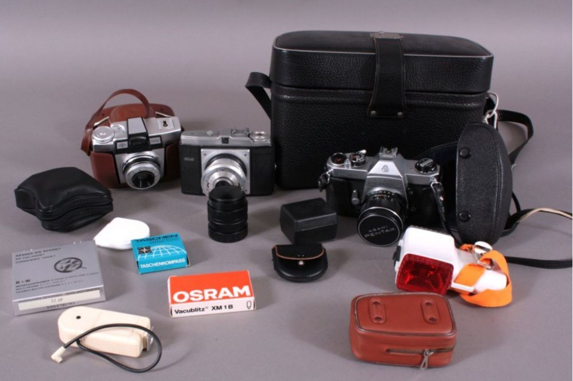 Reserve: 25 EUR        Konvolut Fotoapparate und Zubehör 1 Kamera ASAHI Pentax mit Zubehör in