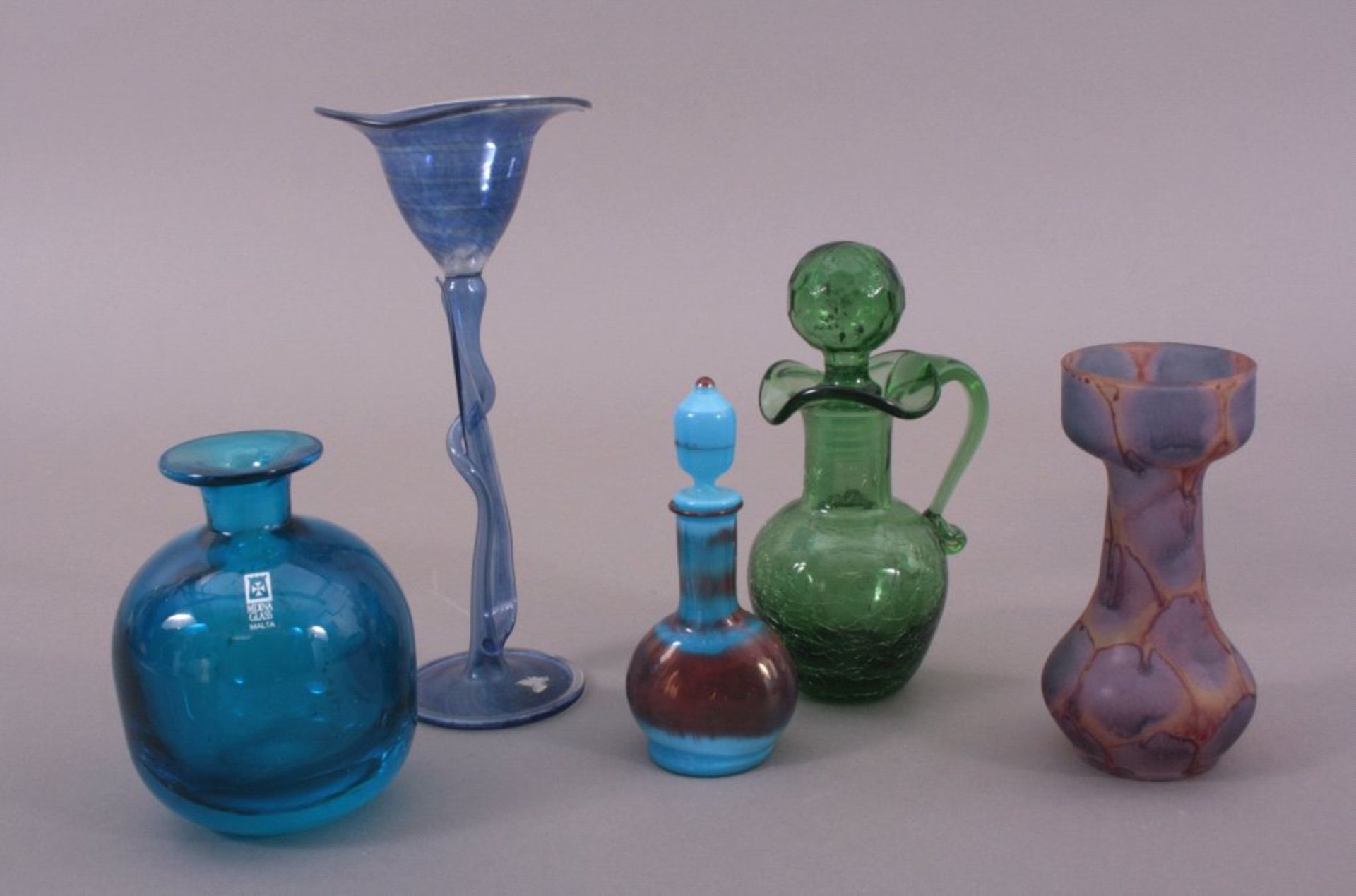 Konvolut Künstlergläser, 5 Stück2 Karaffen H-13 und 16 cm.1 gebauchte Vase "Midina Glas Malta",